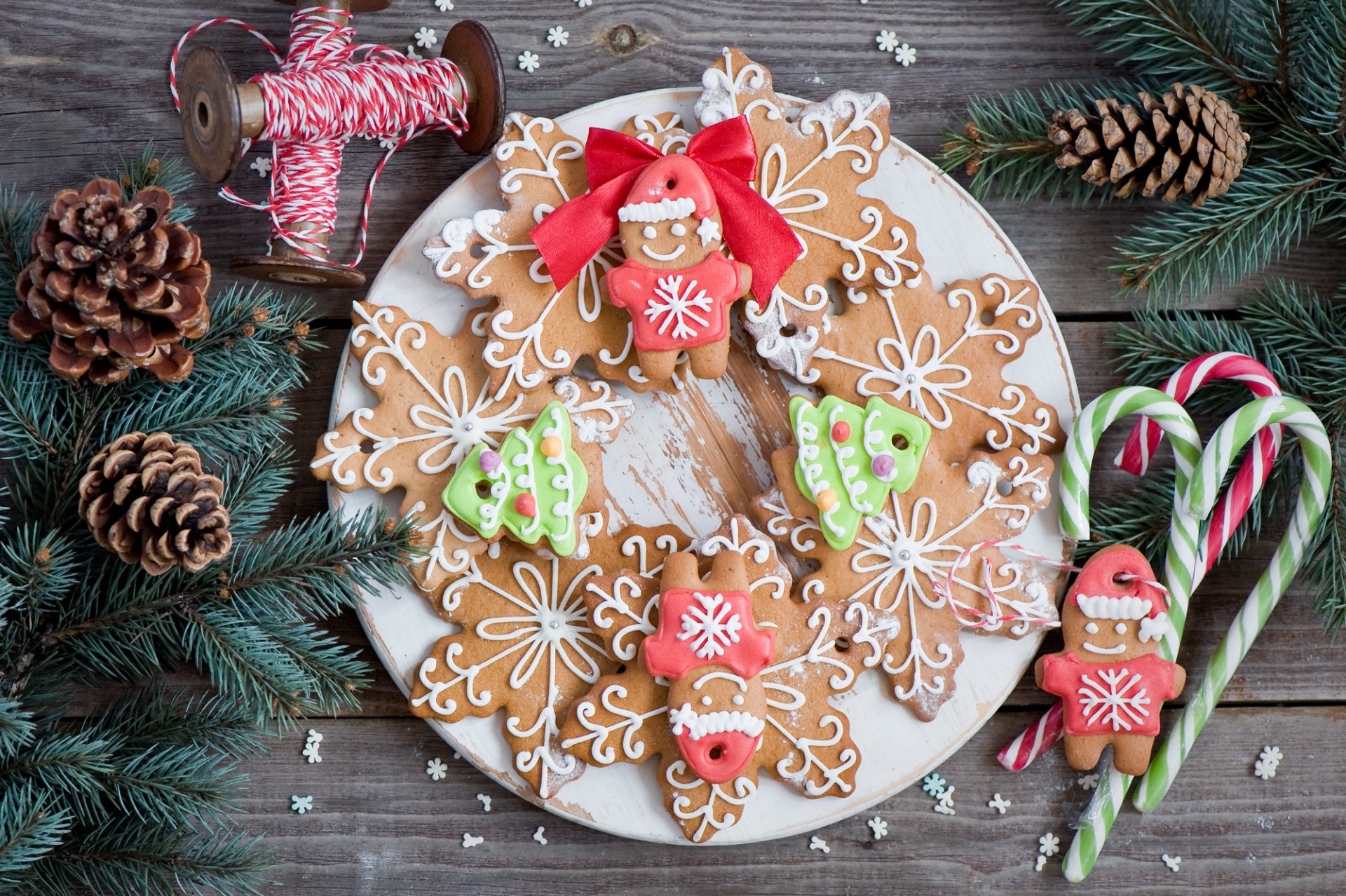 nuovo anno natale cibo biscotti figurine fiocchi di neve uomini cottura pan di zenzero dessert dolci dolce piatto lecca-lecca caramelle rami abete rosso coni inverno vacanze anna verdina