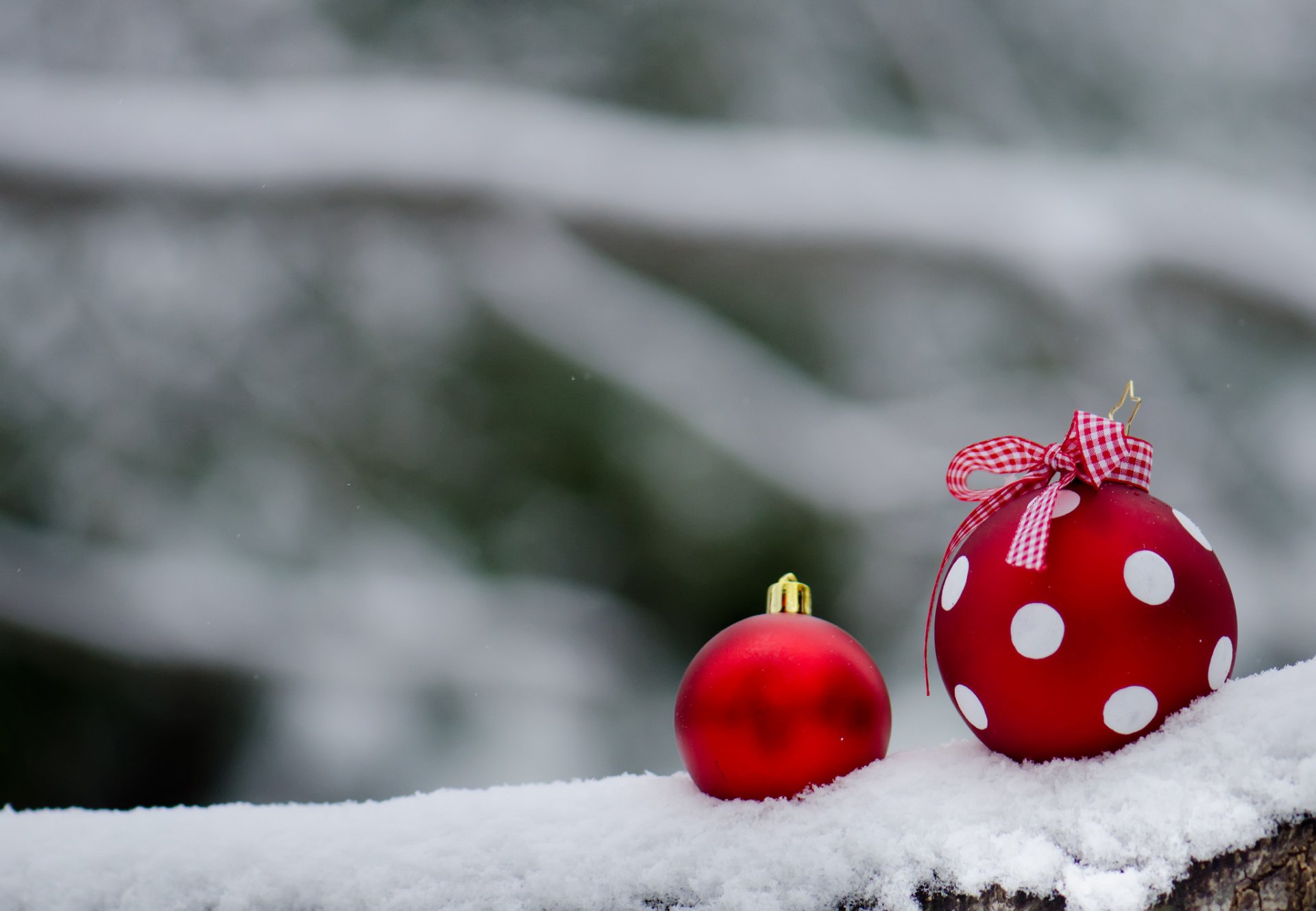 nowy rok śnieg balony dekoracja nowy rok czerwony łuk kropki