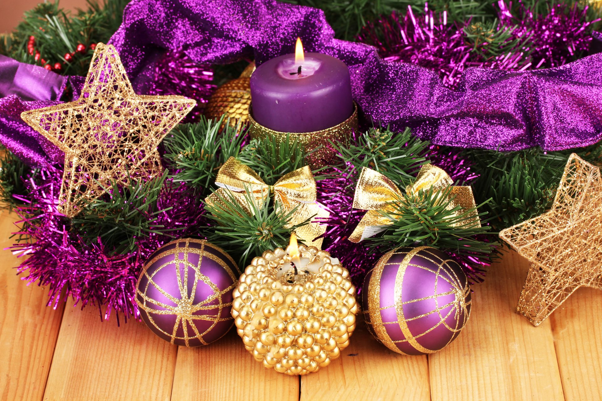 frohe weihnachten neues jahr lila luftballons dekoration sterne band kerzen frohe weihnachten frohes neues jahr bänder