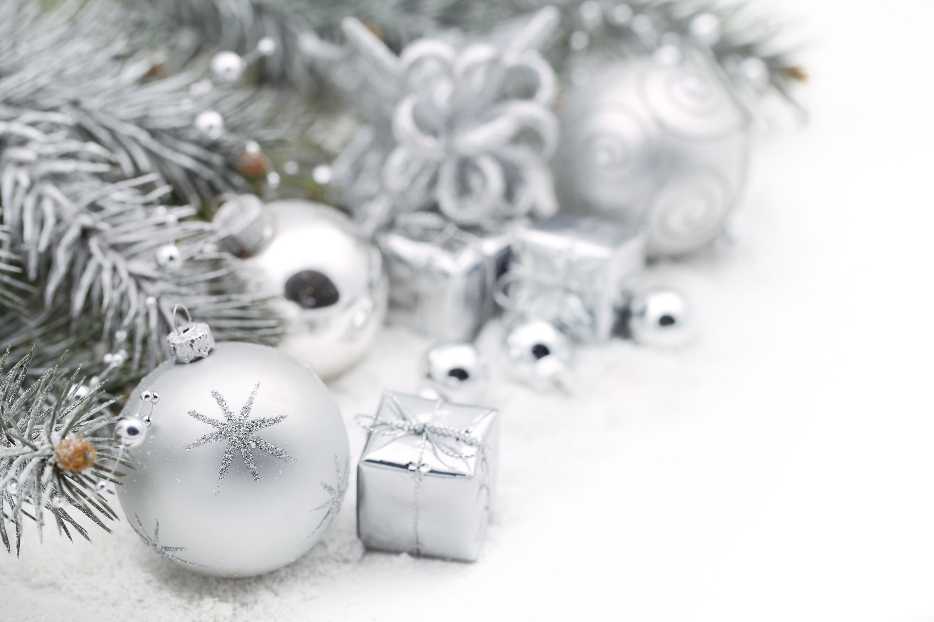 kugeln silbrig weiß spielzeug weihnachtsbaum landschaft zweig tanne schnee winter feiertage neujahr weihnachten