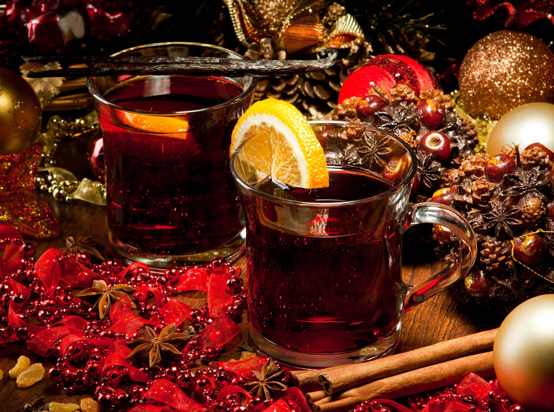 vin chaud boisson tasses orange épices vanille cannelle anis bougies perles jouets paysage hiver vacances