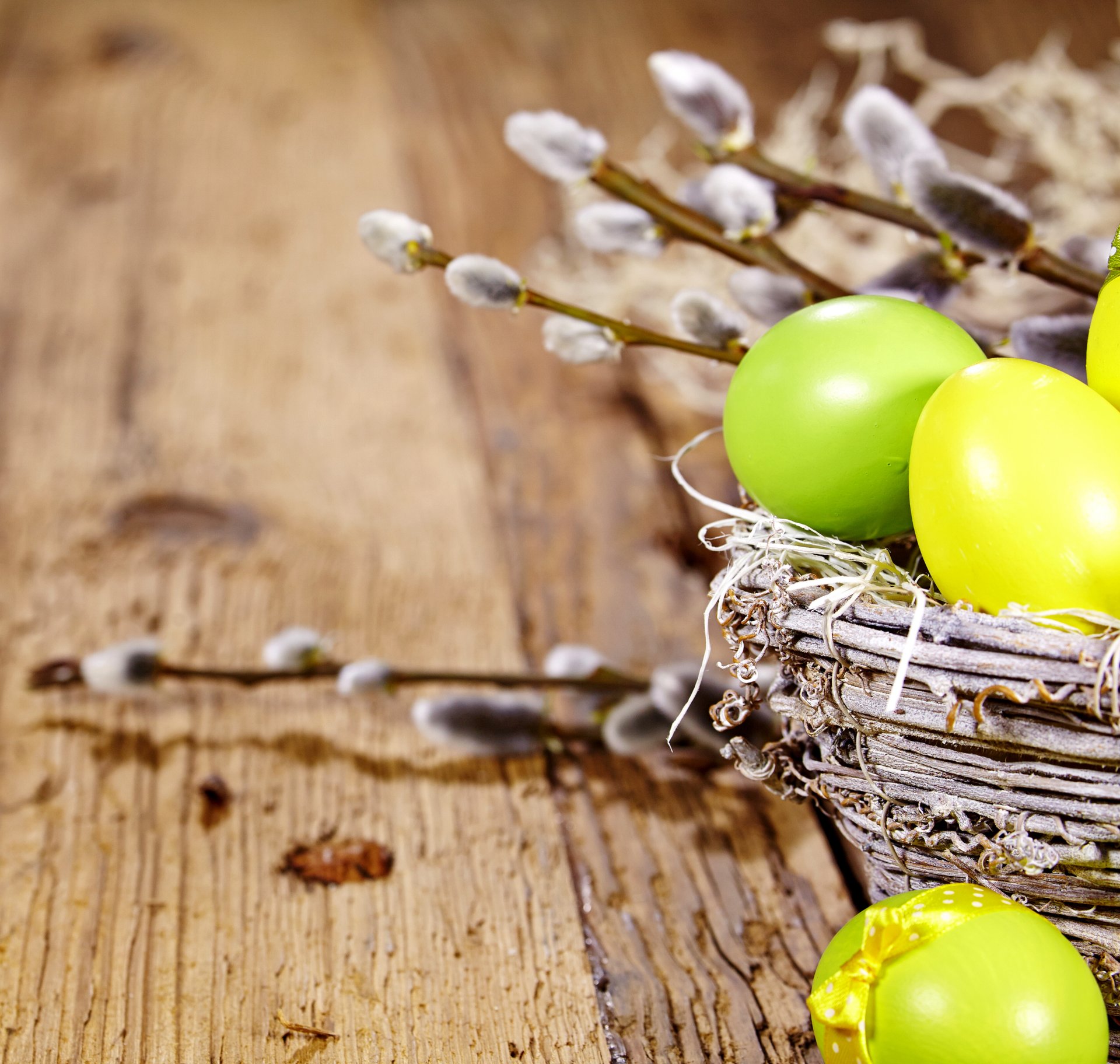 ostern frühling dekoration weidenstange eier frühling weide ostern gefärbte eier korb zweige