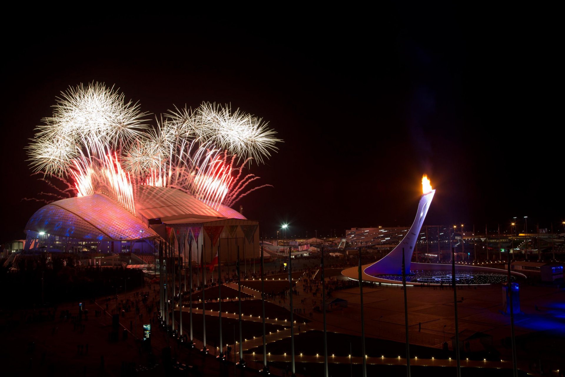 ceremonia zamknięcia xxl zimowych igrzysk olimpijskich soczi 2014 soczi 2014 fajerwerki park olimpijski płomień olimpijski miska pochodnia stadion fisht rosja wieczór