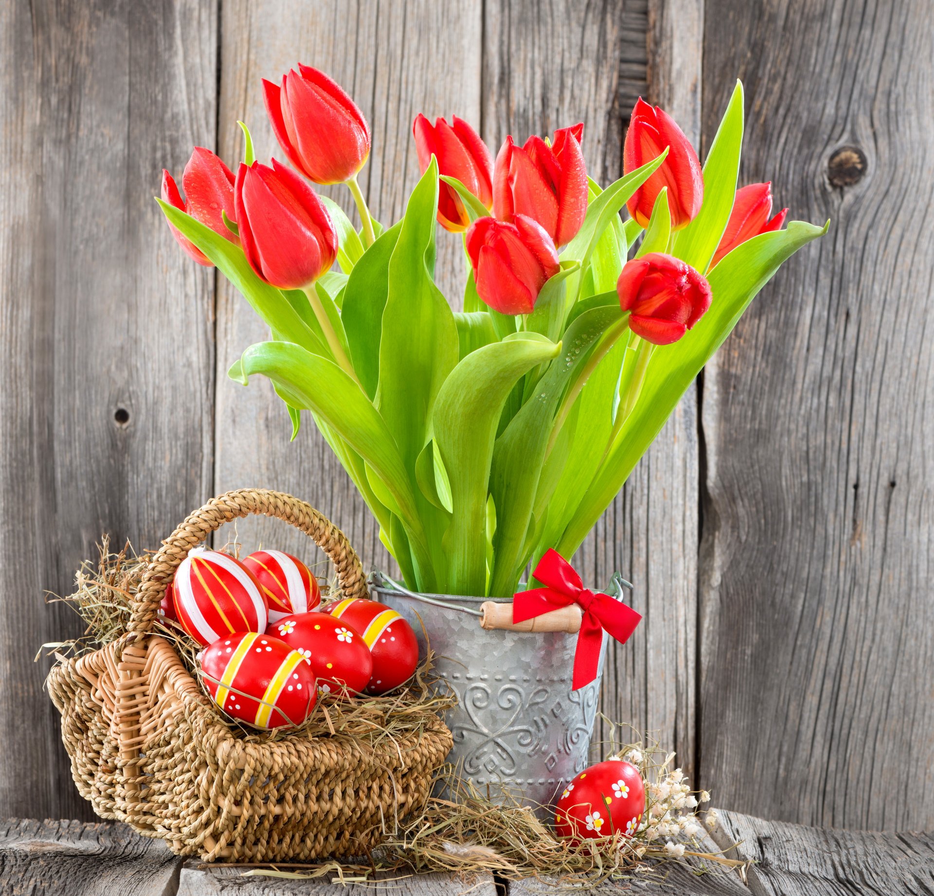 ostern eier blumen tulpen korb rot