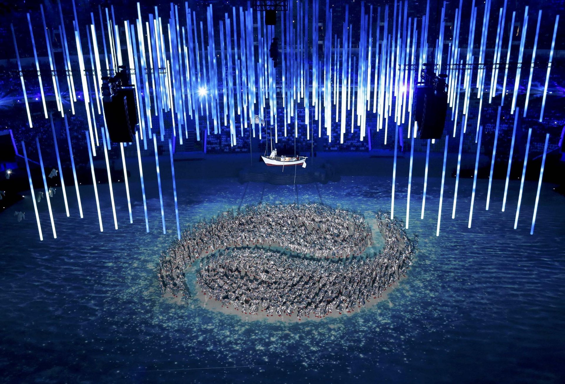 abschlussfeier der xxll der olympischen winterspiele sotschi 2014 sotschi 2014 yin yang präsentation show wasser licht boot fisht russland