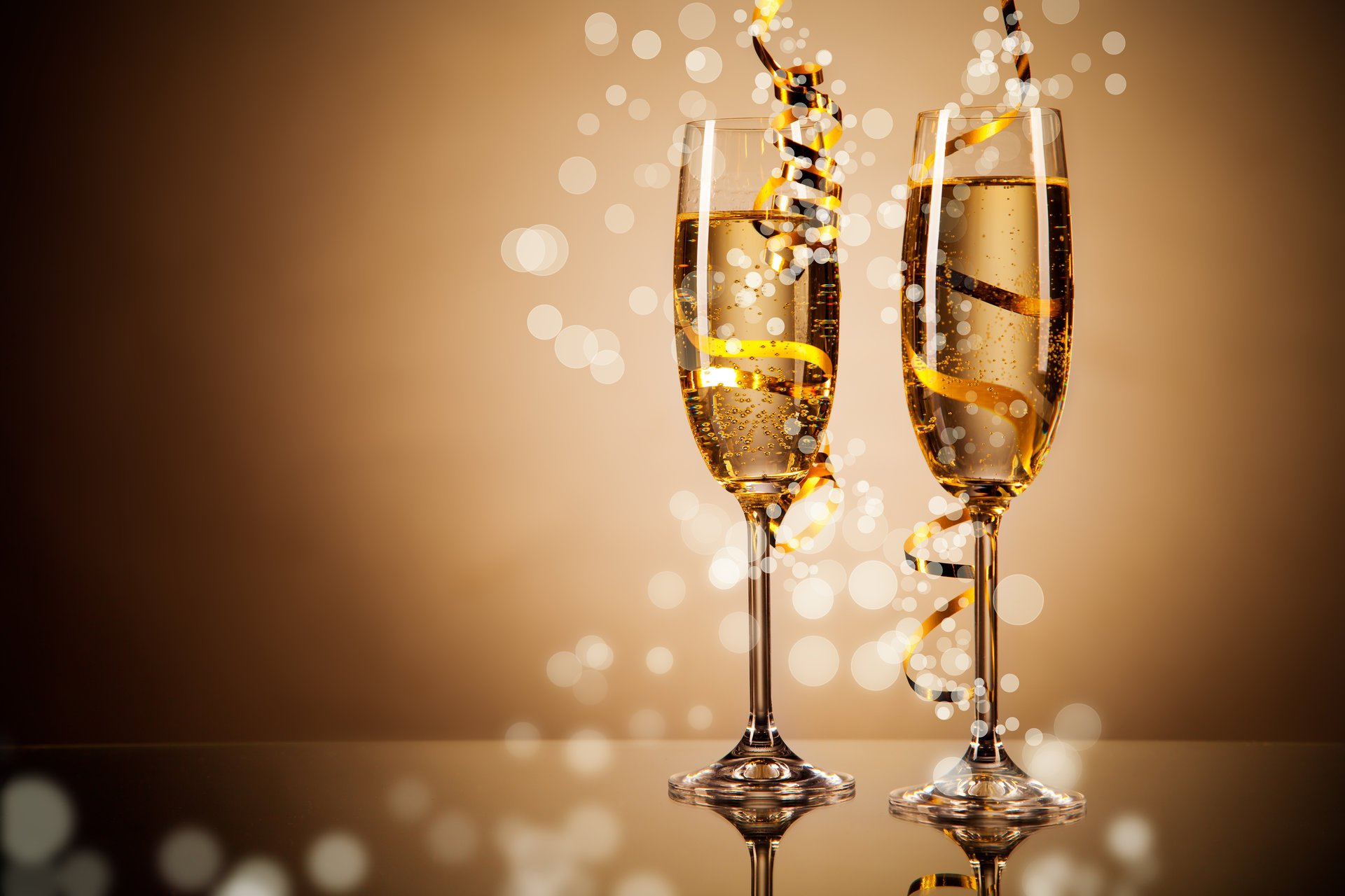 champagne bicchieri bokeh nappe oro vacanze inverno capodanno natale