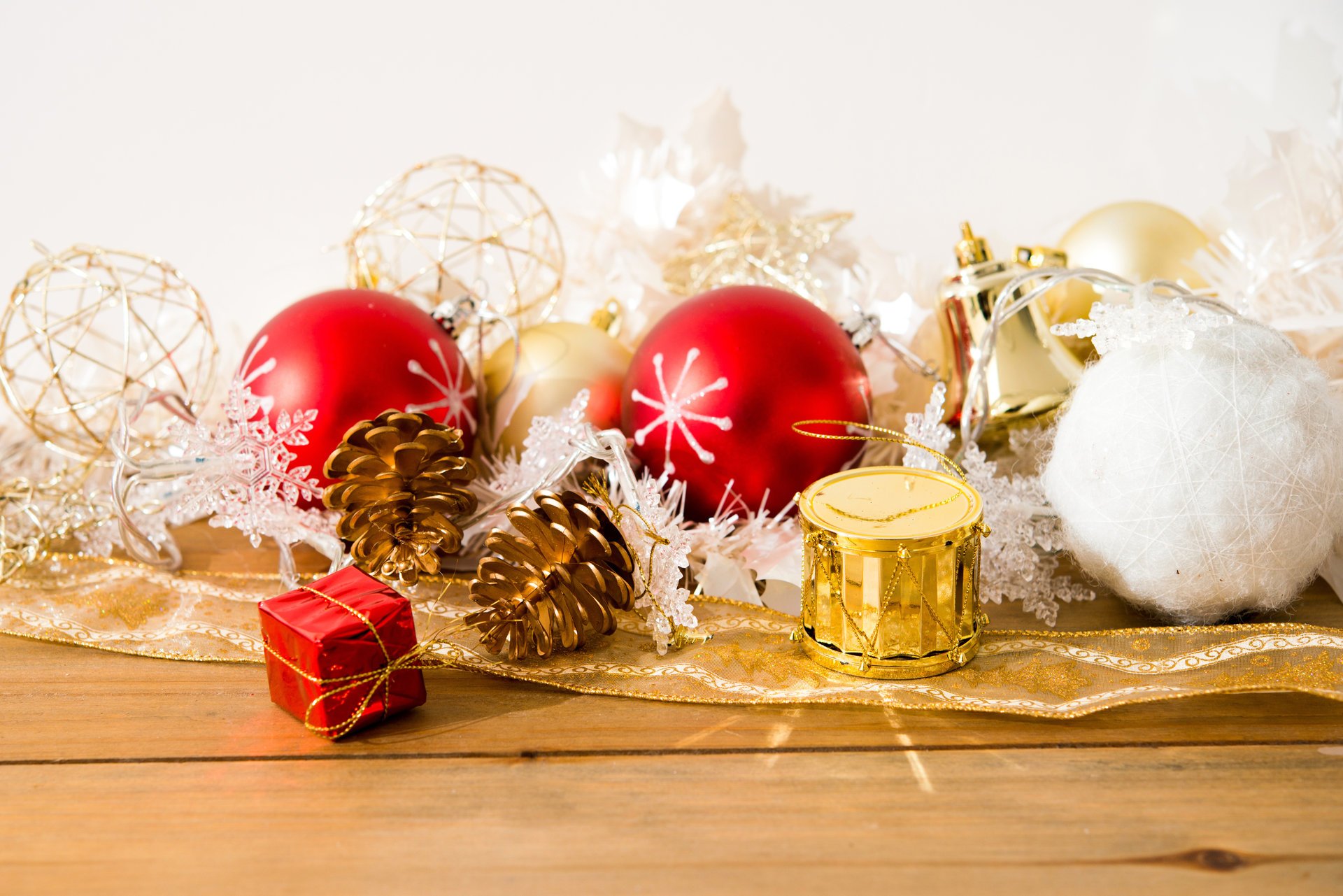 joyeux noël nouvel an cadeaux décorations boules boule jouets boules cônes