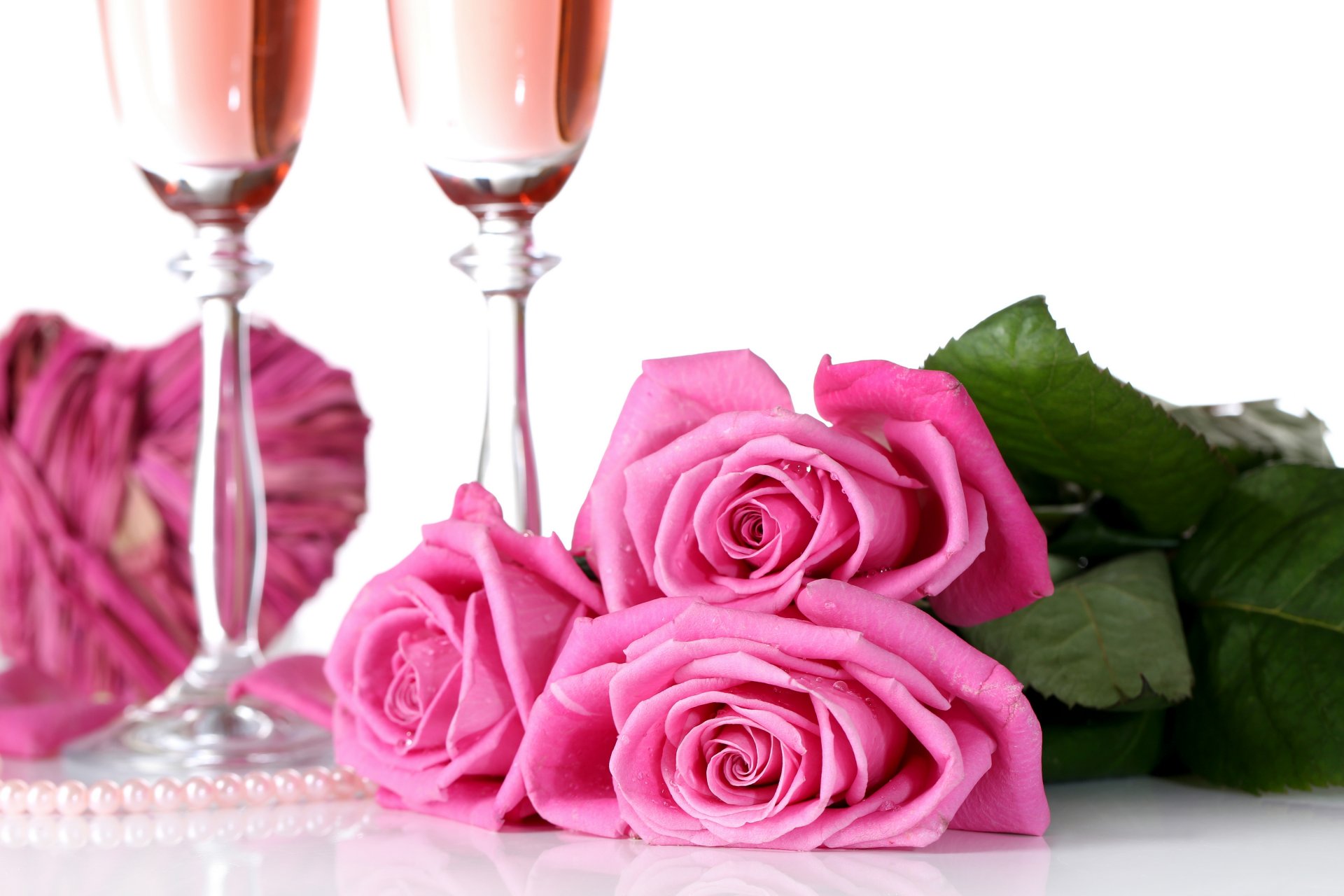 rosas brotes copas de vino día de san valentín