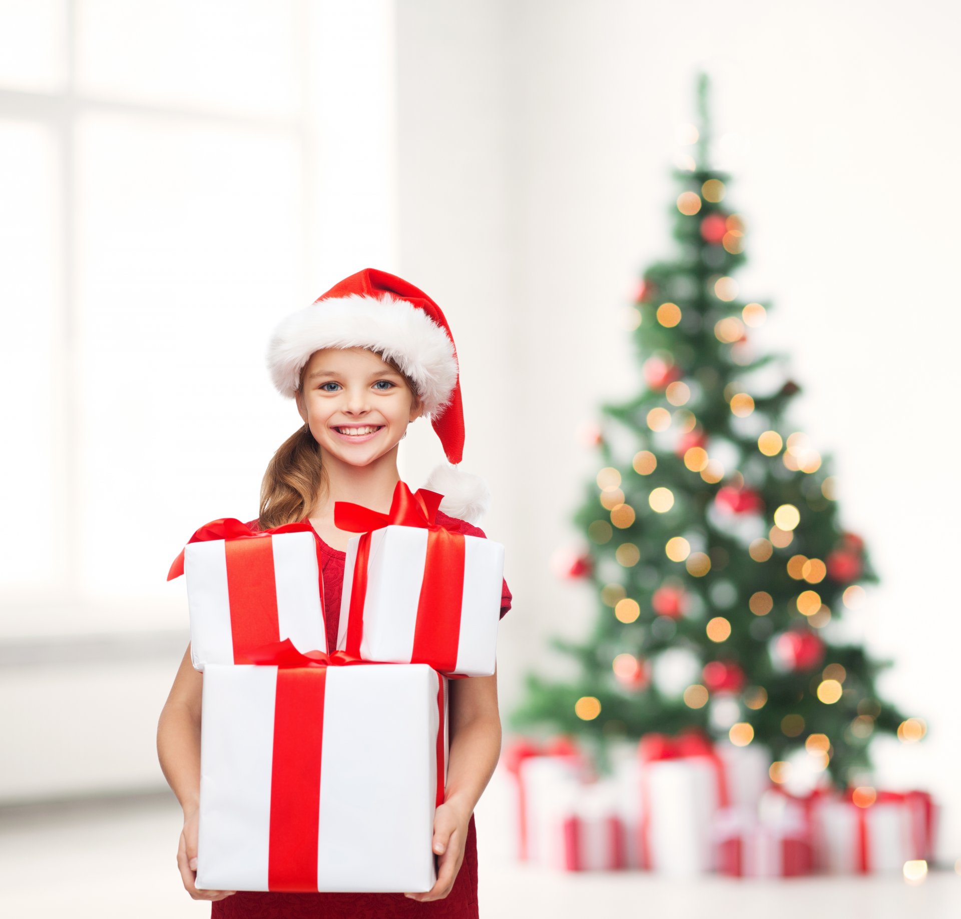 buon natale nuovo anno albero di natale ragazza felice bambino sorriso regali albero di natale felice bambini sorrisi