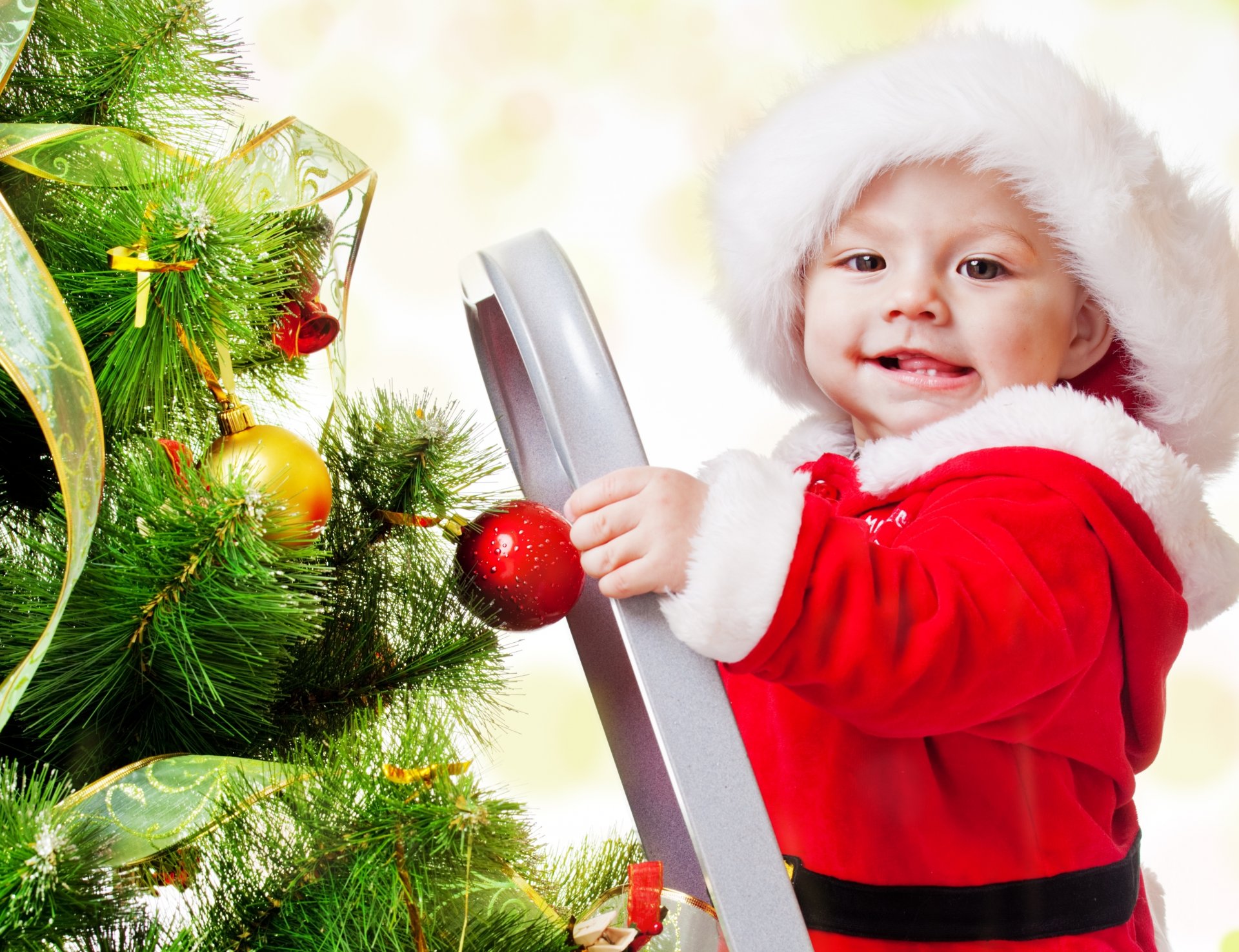 neujahr frohe weihnachten liebenswert lustig schönes baby weihnachtsbaum frohe weihnachten liebenswert lustig gut aussehend kerl kinder weihnachtsbaum treppe