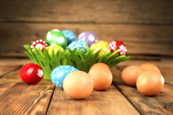 Compasion de huevos de Pascua en la mesa