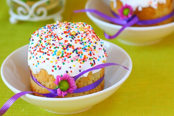 Pastel de Pascua con cinta lila