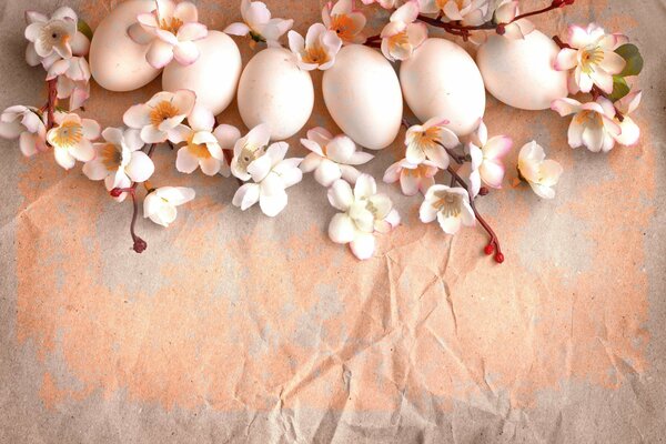 Oeufs de Pâques sur une branche avec des fleurs