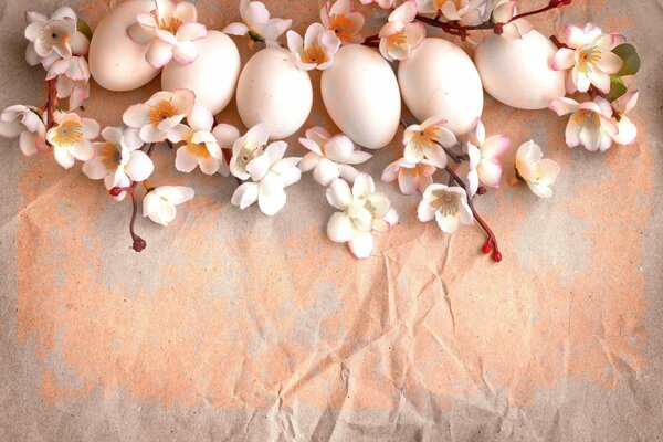 Uova di Pasqua su un ramo con fiori