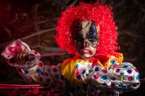 Halloween-Charakter. Gruseliger Clown mit Messer