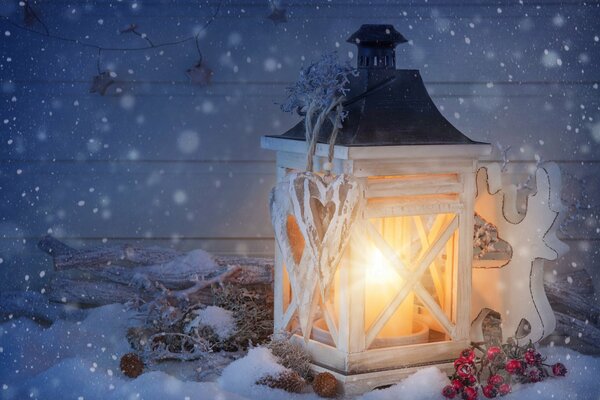 Рождественский фонарик на белом снегу