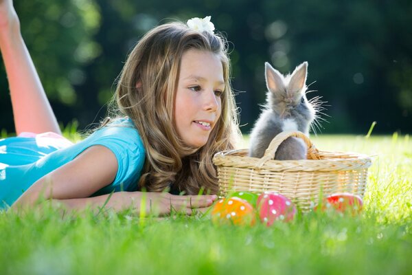 Lapin de Pâques et fille