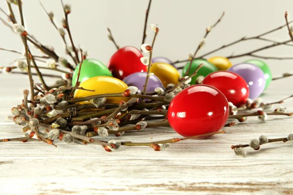 Oeufs de Pâques dans un panier de saule