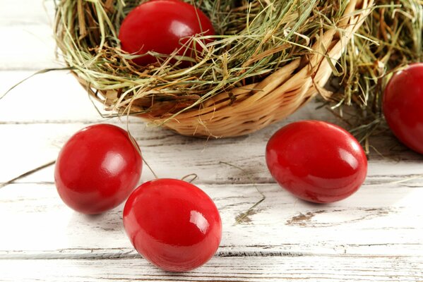 Belle uova di Pasqua rosse