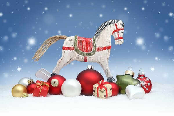 Jouets et cadeaux de Noël avec un cheval