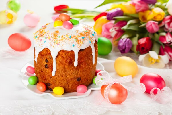 Pastel de Pascua festivo en un plato