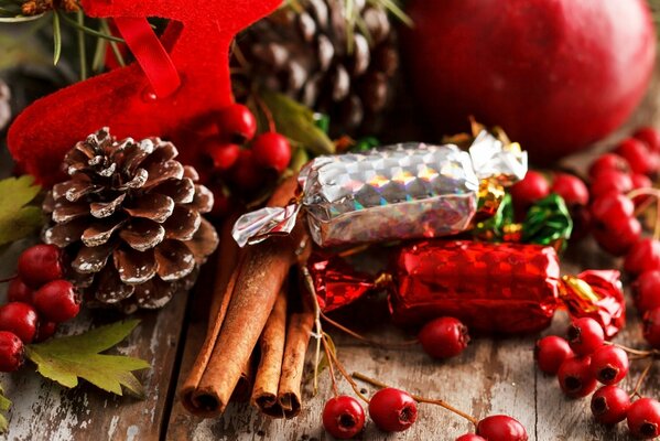 Christmas decorations made of cones, cinnamon, berries