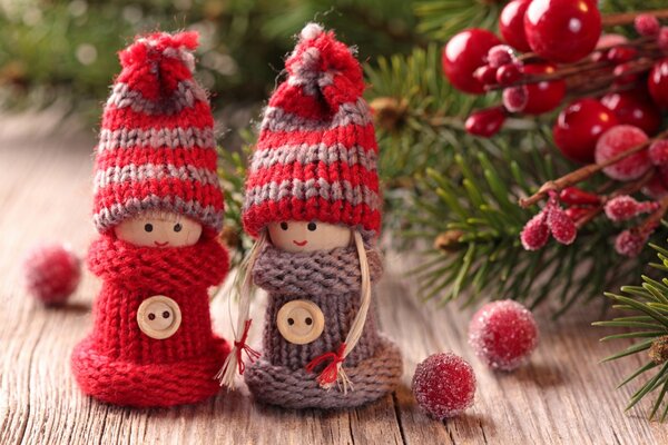 Poupées de boutons-copines tricotées de Noël