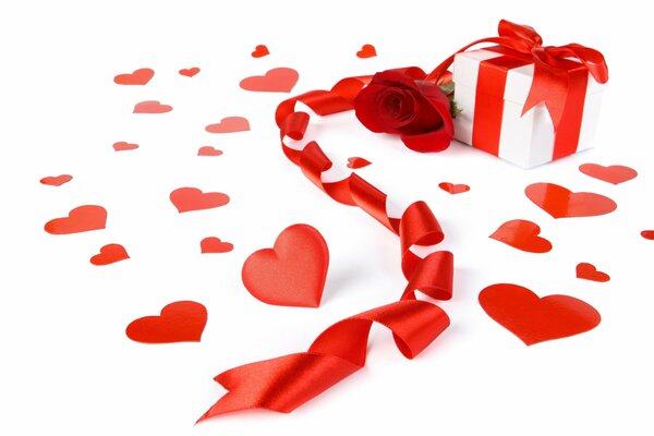Подарочная коробка из сердец и красной лентой, настроение любви
