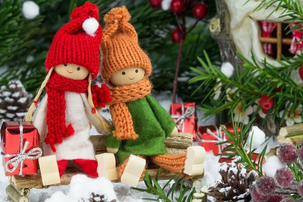 Figurine di Natale su uno sfondo di abete rosso