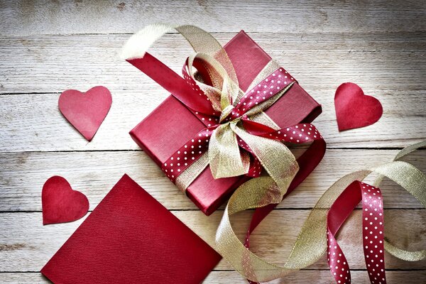 Cadeau avec papier d emballage rouge et coeurs