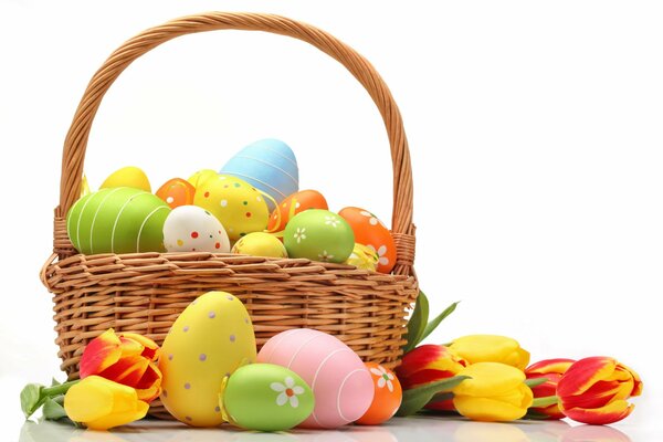 Tulipani e uova di Pasqua in un cestino