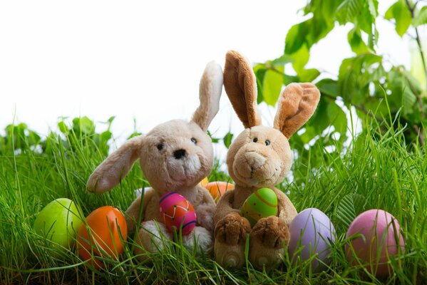 Huevos de Pascua y juguetes de peluche