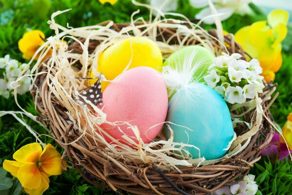 Huevos de Pascua en un nido de mimbre