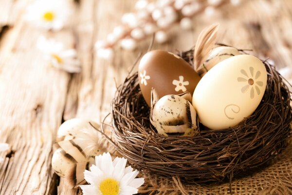 Los huevos de Pascua en el nido son marrones