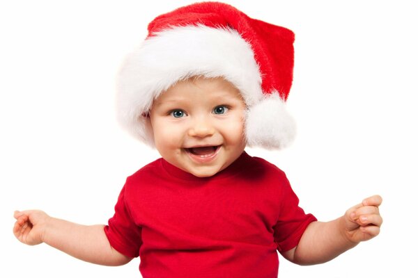 Малыш в шапке Санта Клауса у
