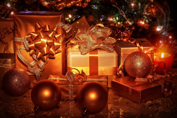 Cadeaux de Noël et des lumières et des boules de Noël