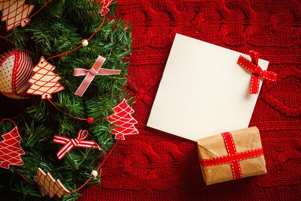 Weihnachtsgeschenke unter dem festlichen Weihnachtsbaum