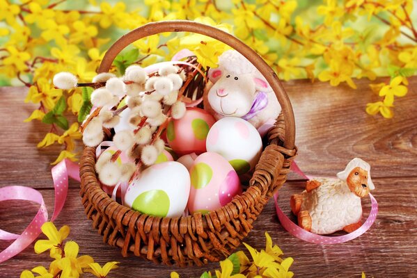 Huevos de Pascua yacen en una canasta de mimbre