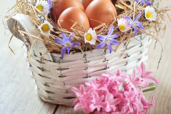 Panier de Pâques avec des fleurs