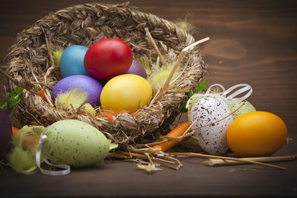 Nido de Pascua con huevos de colores