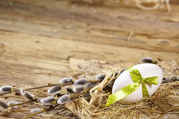 Oeuf décoré de ruban pour les vacances