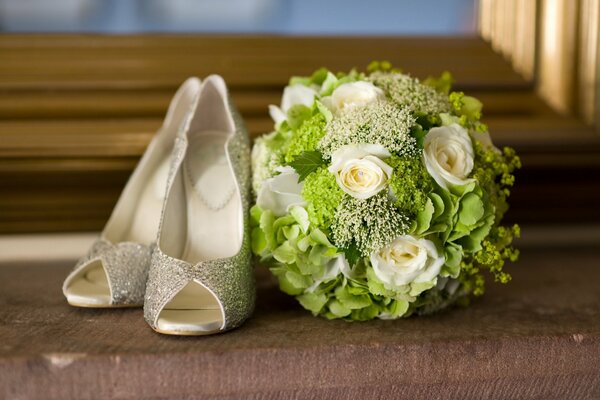 Ramo de novia y zapatos en la ventana