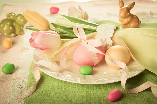 Huevos de Pascua en tonos pastel