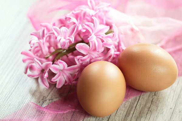 Oeufs avec des fleurs roses