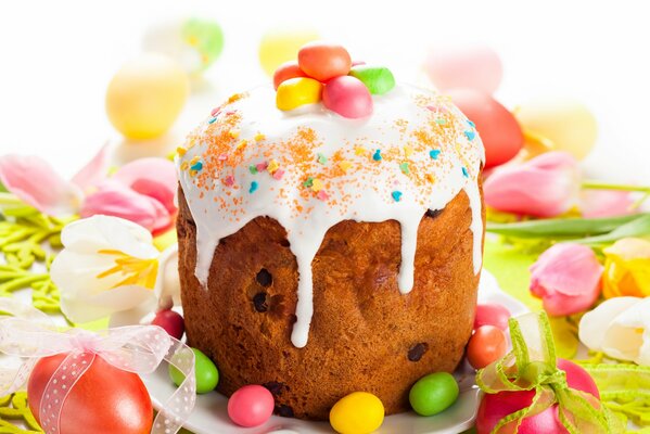 Pastel de Pascua en la mesa con tulipanes