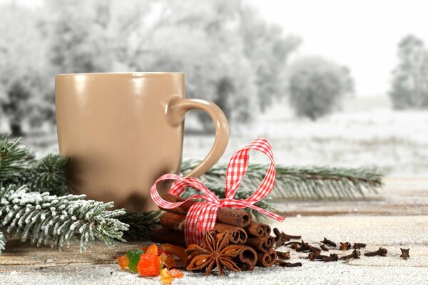 Taza de calentamiento sobre fondo de nieve