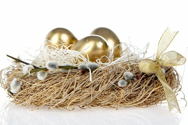 Oeufs d or dans le nid de Pâques