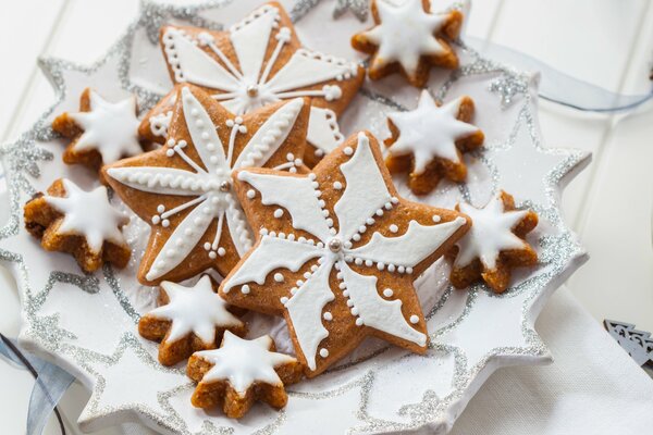 Biscuits au gingembre de Noël avec glaçage