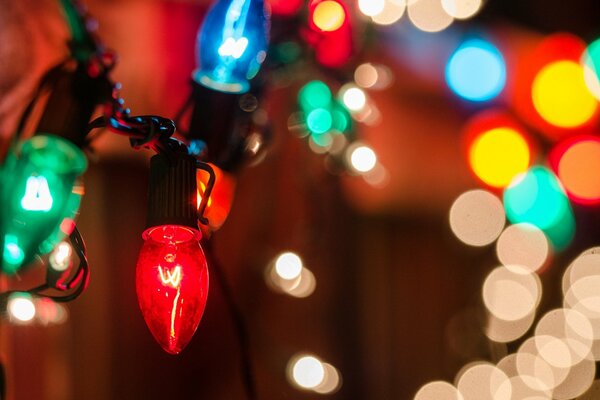 Nahaufnahme der Lichter einer Weihnachtsgirlande