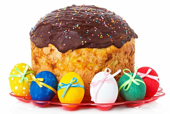 Torta di compleanno con uova di Pasqua